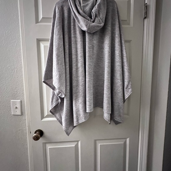 Treasure and Bond sweater poncho - one size Free shipping - Picture 4 of 6